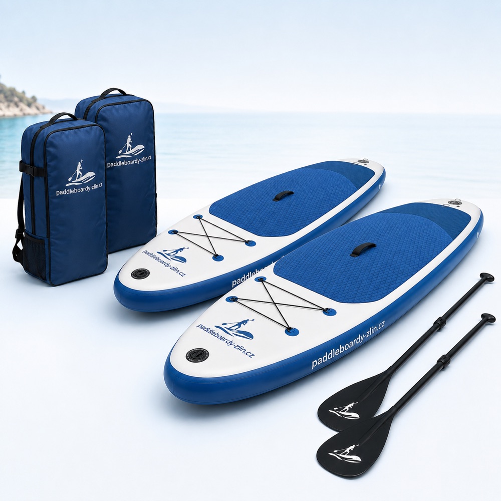 Dva paddleboardy Paddleboardy Zlín s pádly a batohy u moře